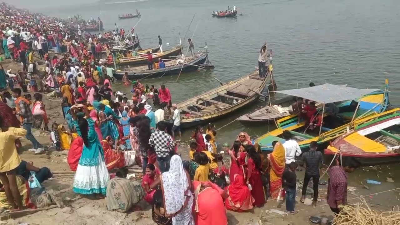 #viralvideo #newu आप लोग यह वीडियो देखिए गंगा तट बक्सर रामरेखा घाट कितना भीड़ जुटा हुआ है
