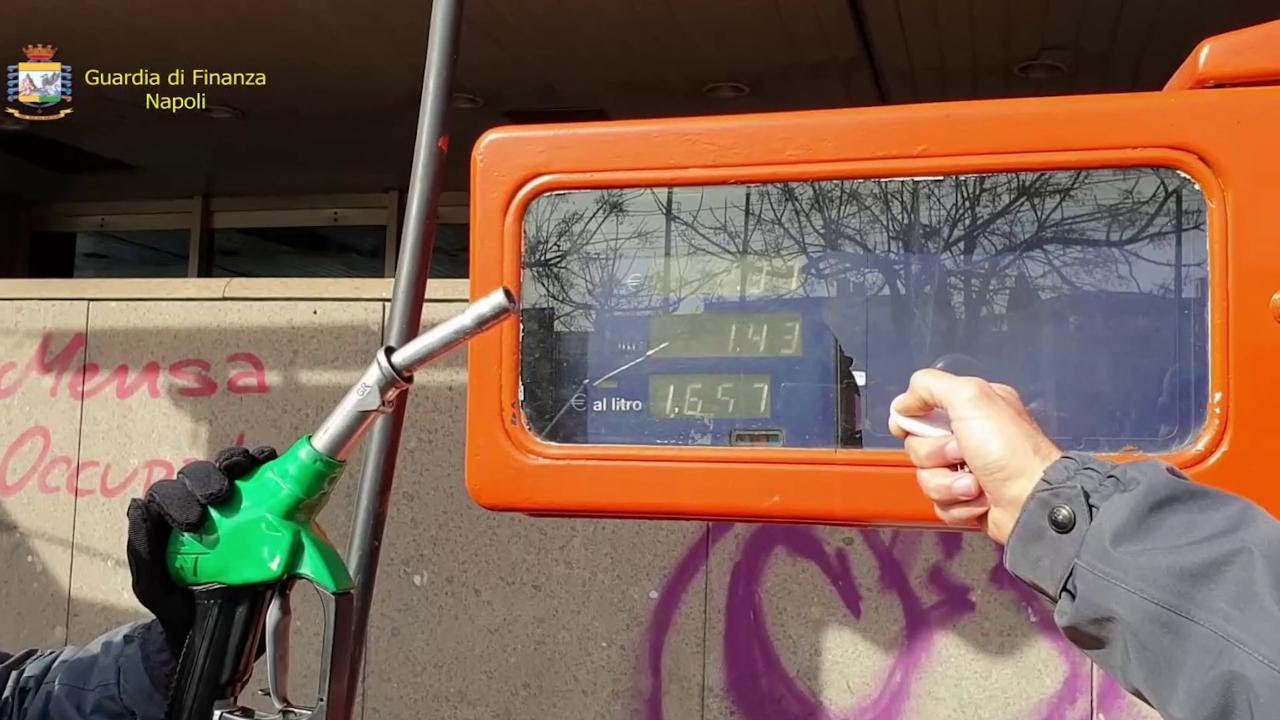 Napoli, aria al posto del carburante: ecco come funzionavano le truffe dei distributori