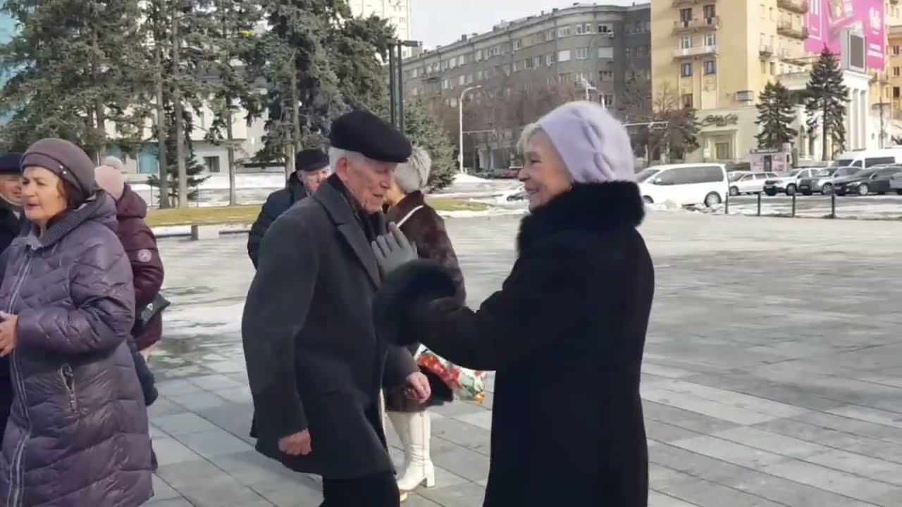 28 февраля 2026  ЛЕЖАЛА РОЗА В УЛИЧНОЙ ПЫЛИ 
