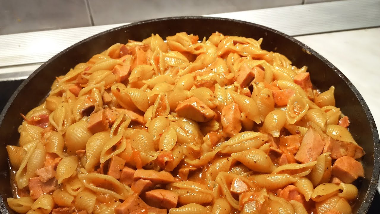 Сардельки с макаронами.