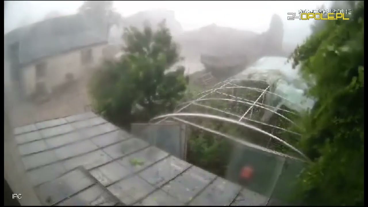 Ulewa w Opolu - Zobacz moment zawalenia się stodoły