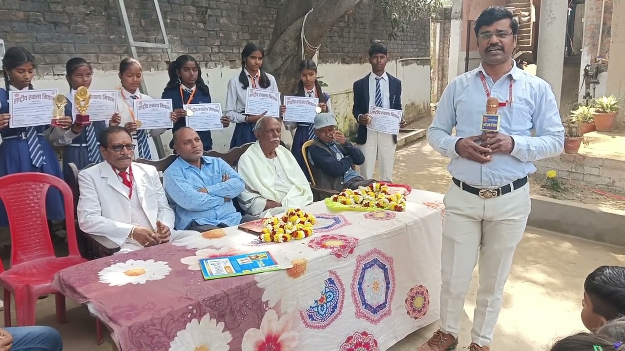 आर आर  वाई चिल्ड्रन एकेडमी विद्यालय निबंध प्रतियोगिता पुरस्कार वितरण सम्मानसमारोह पुरैनी मे हुआ