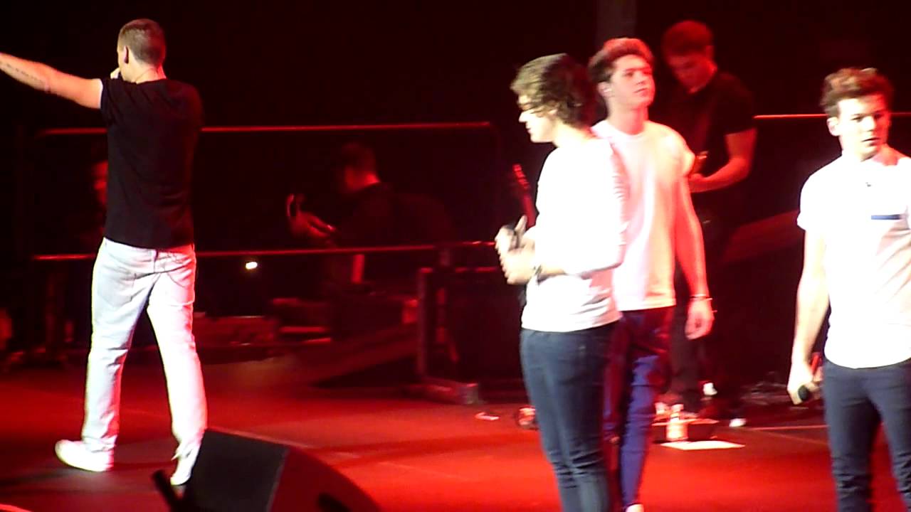 One Direction - What Makes You Beautiful live at Mohegan Sun Arena 11/30/12