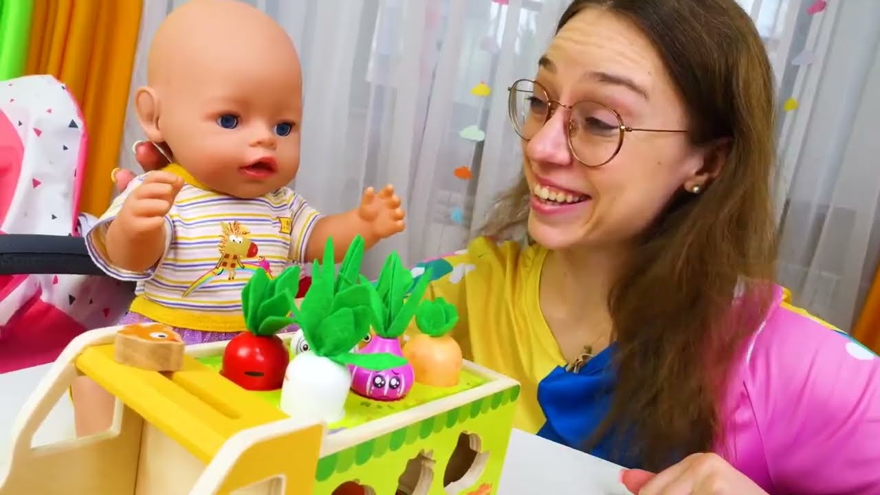 Baby Born -nukkevideo - Tyttöjen leikkejä suomeksi. Missä lastenhoitaja on?