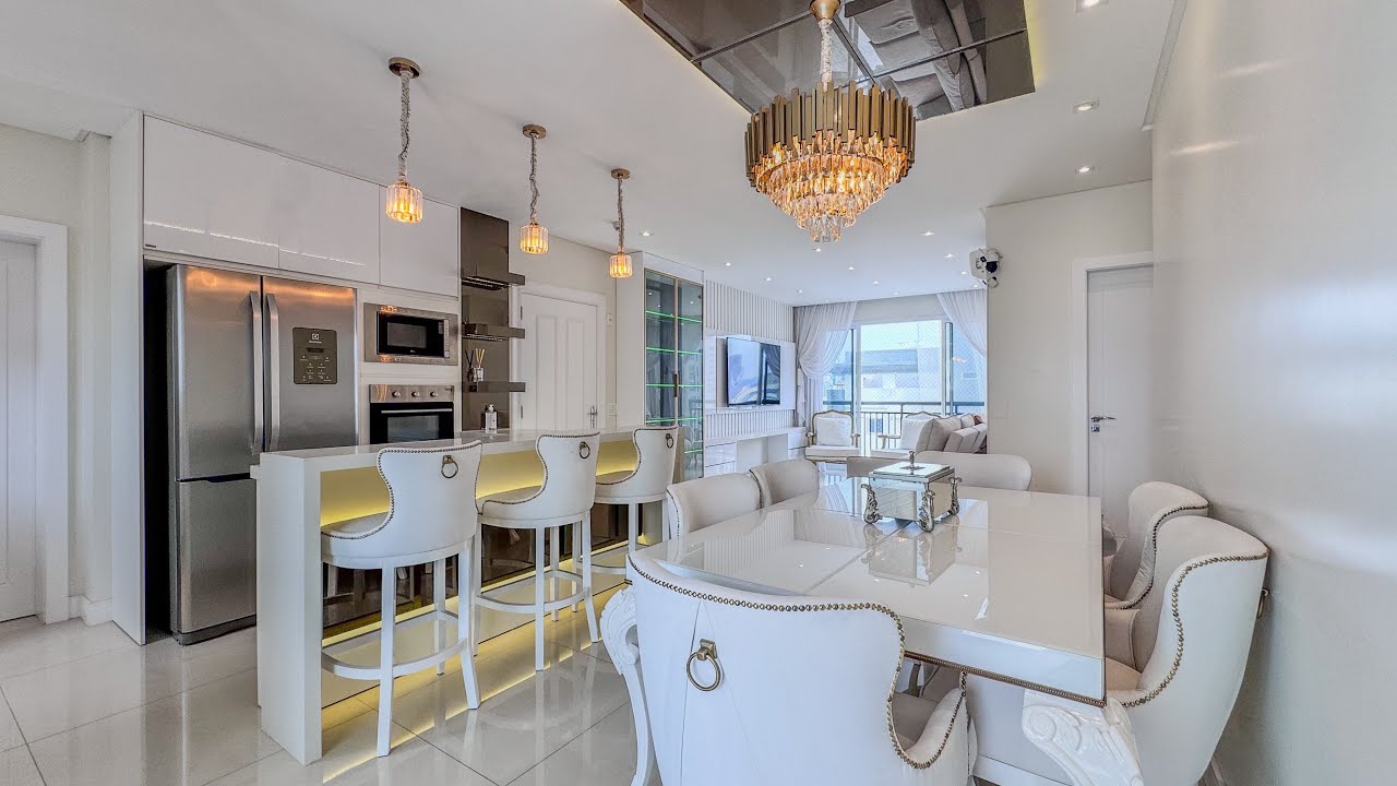 Apartamento clássico em um edifício inspirado nos castelos de Windsor, em Balneário Camboriú.