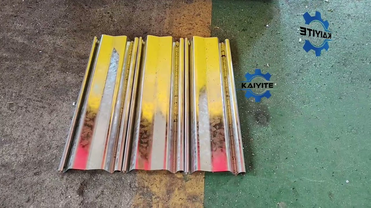 Hydraulic cutting and forming machine for roller shutter doors