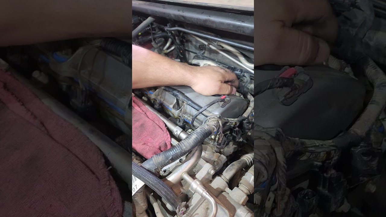 Como reemplazar la bujias en 2011 ford taurus y el torque de los tornillos del maniful de entrada