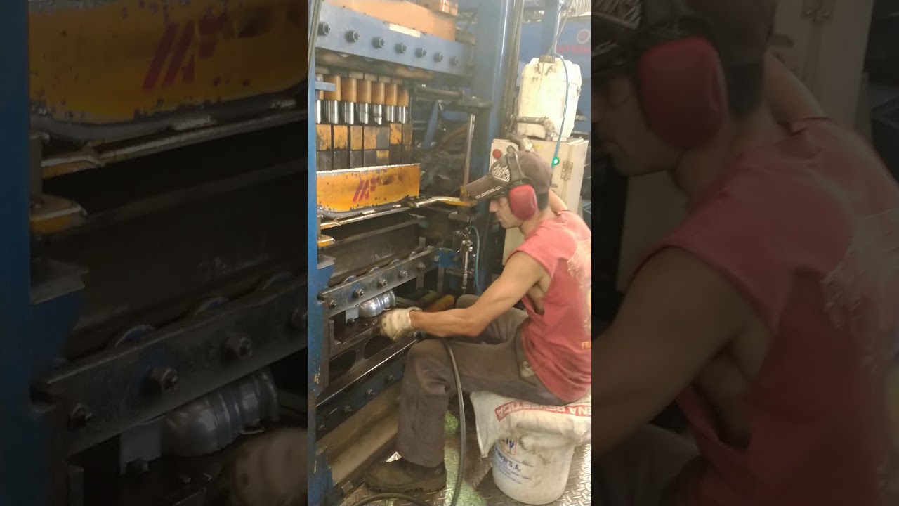 Moldeo de piezas en moldeadora automática.