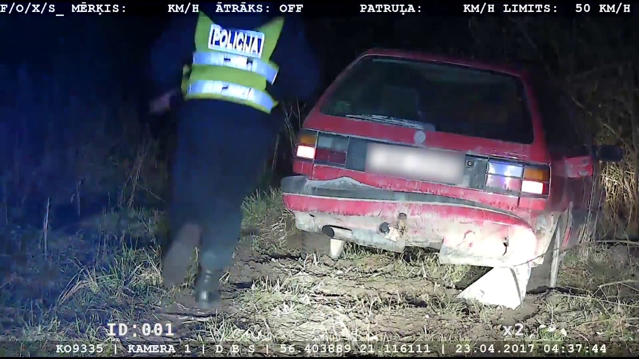 Vīrietis, kurš vada automašīnu alkohola reibumā un bez tiesībām, bēg no policijas