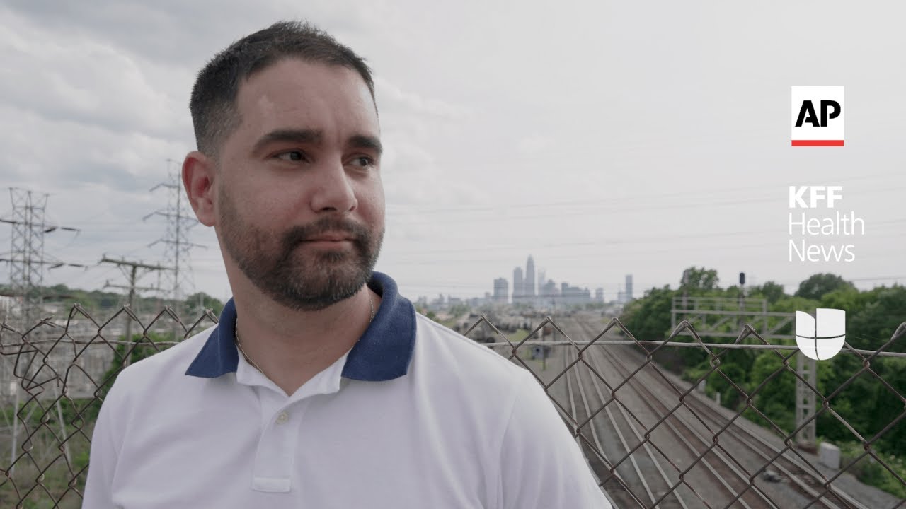 Las dificultades de un joven latino para obtener tratamiento para VIH en EEUU