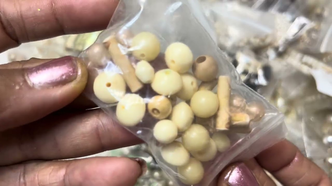 Набор бисера The Bead Vault Sort 1M, коробка жемчужно-бежевого цвета.