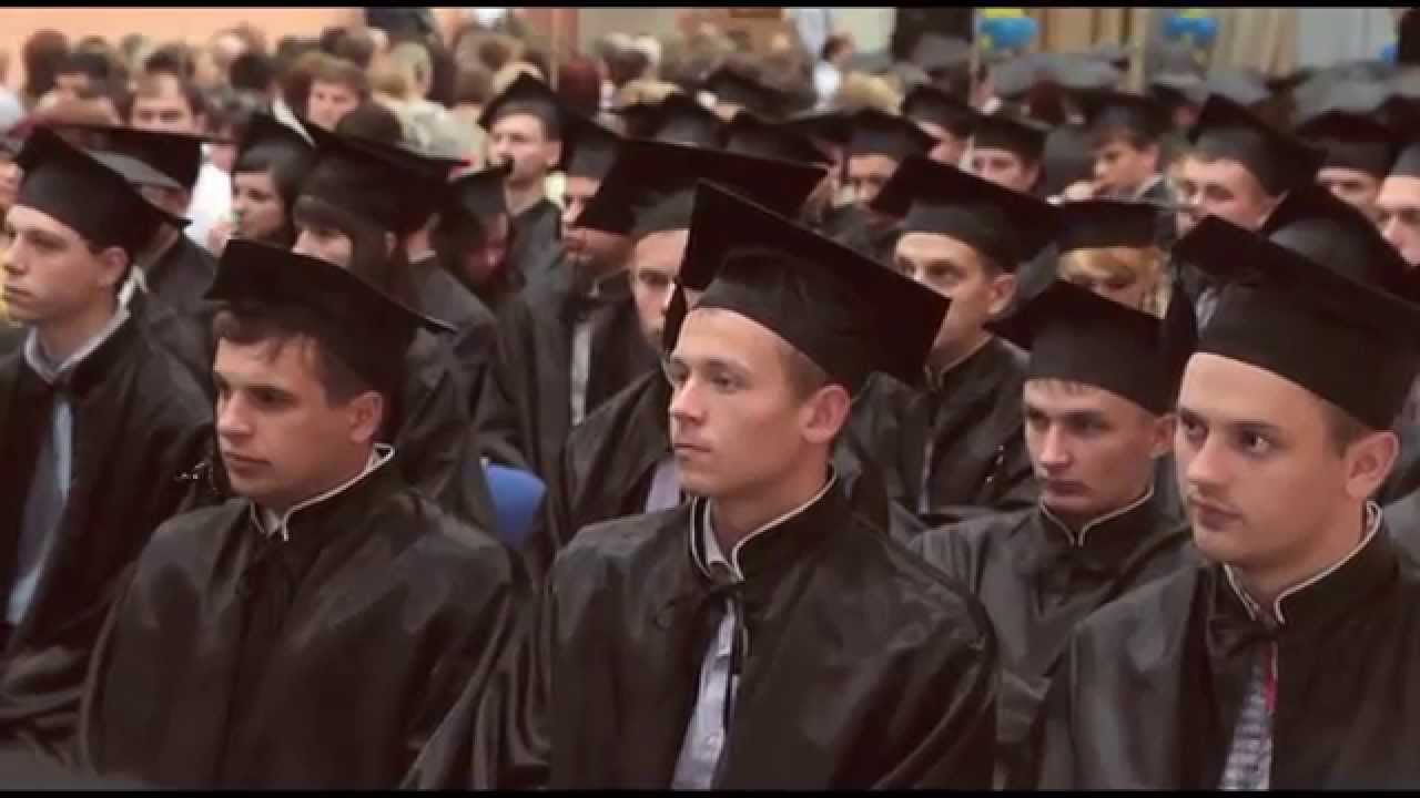 Вручення дипломів магістрам.