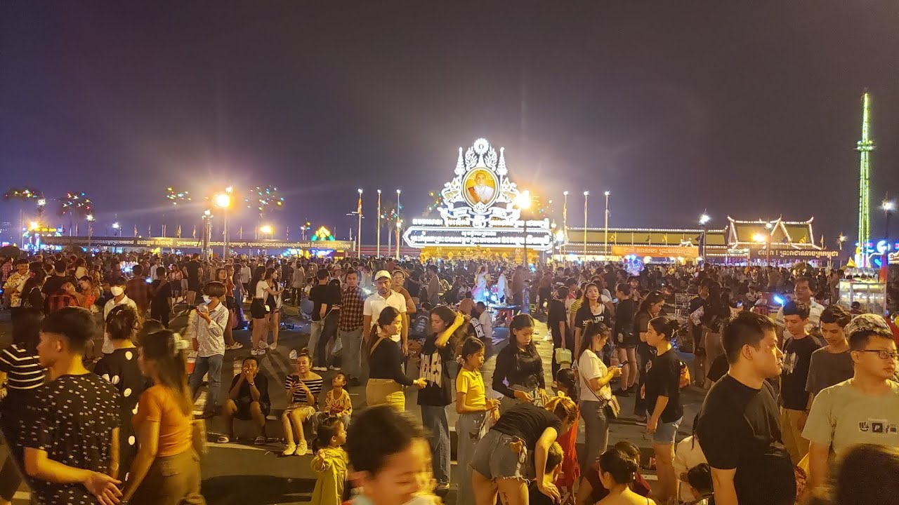 The first night of the Royal Water Festival, floating lanterns and worshiping the moon Ok Ambok