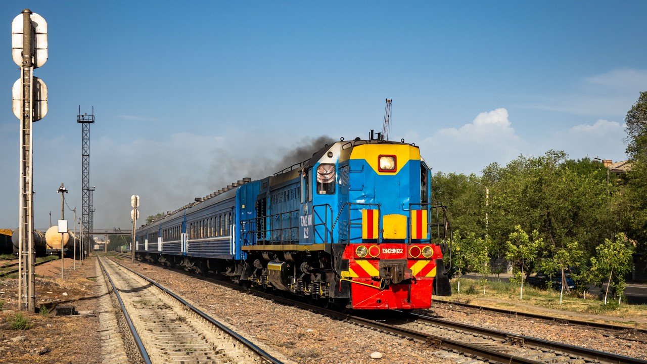 Diesel locomotive TEM2UM-122 with suburban train No. 6063 - 6064 