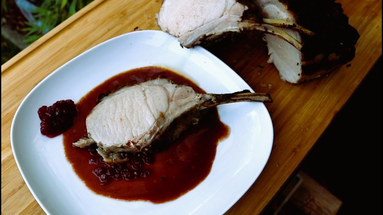 Karree vom Duroc Schwein Sous Vide gegart mit einer Portwein Preiselbeer Soße