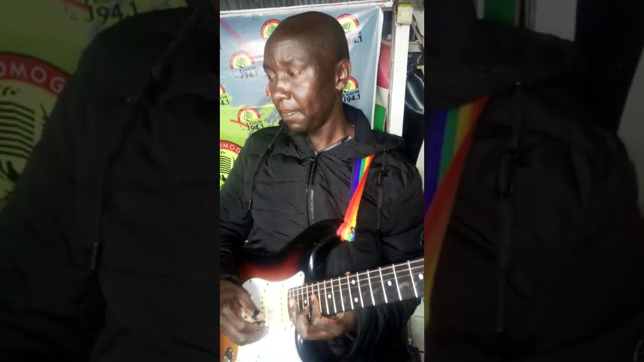 LIVE BAND.JOB MAYENGA OF KWASA INTERNATIONAL/SUNGUSIA BANDS DOES WHAT HE KNOWS BEST IN RYTHM
