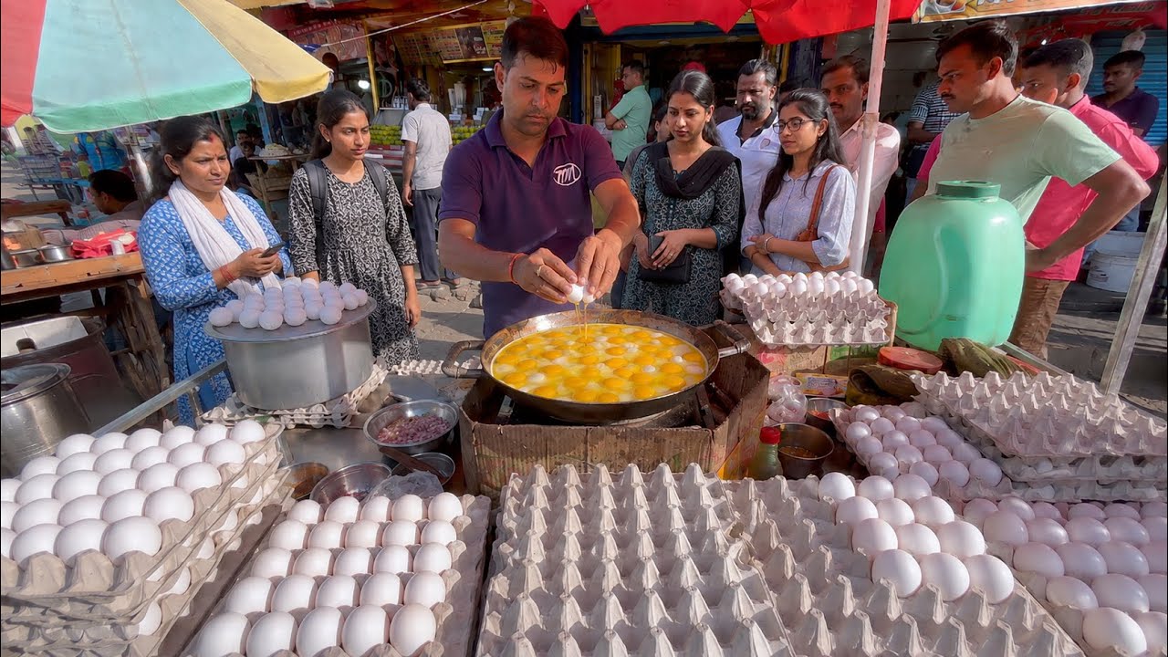 Trays of Eggs, One Giant Pan | India&rsquo;s Street Breakfast Rush