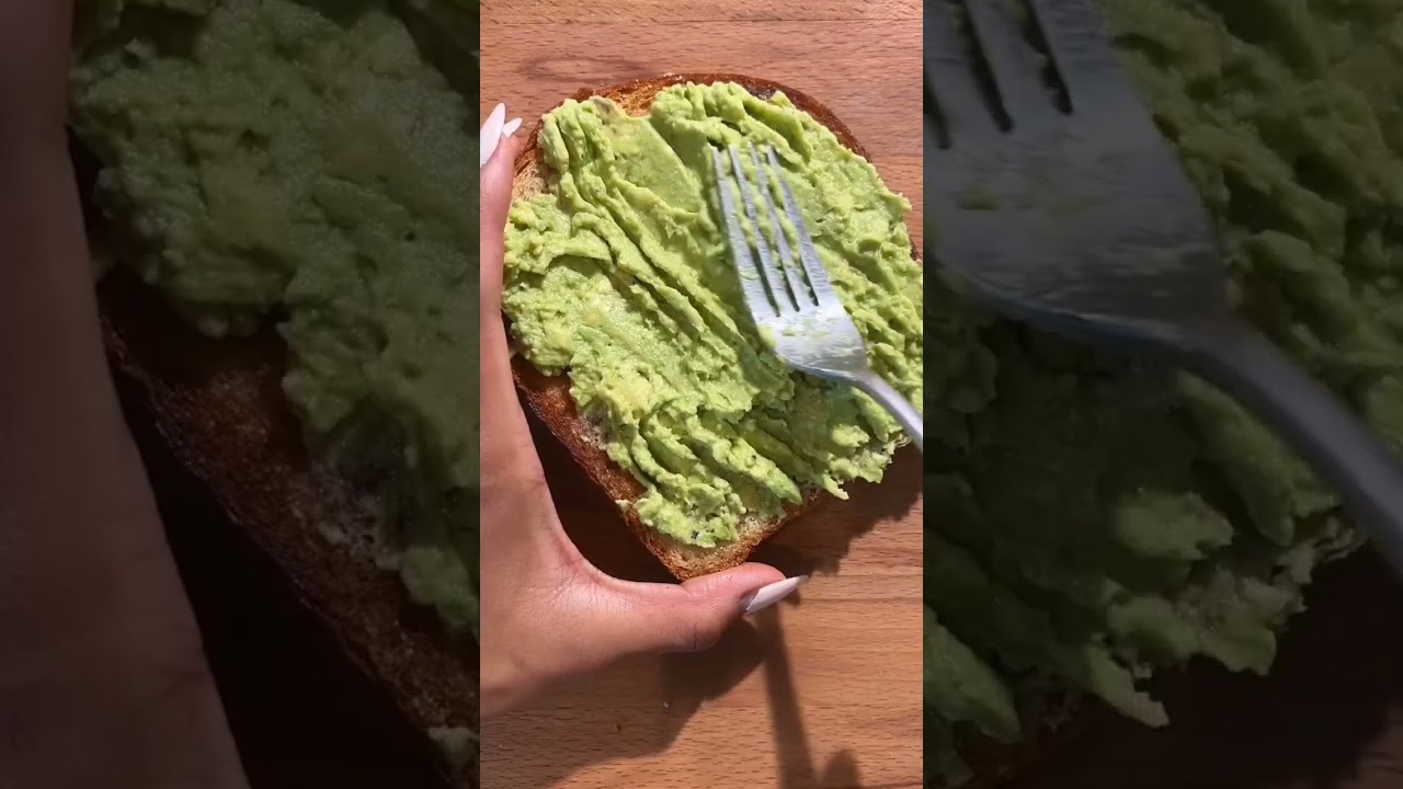 Tostada de aguacate, huevo y salm&oacute;n 😋 Mi favorita💚🥑 #desayuno #tostadas #aguacate #salmon #receta