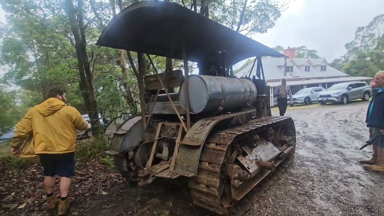 Auction action of the 2x vintage Caterpiller tractors at Reeseville 