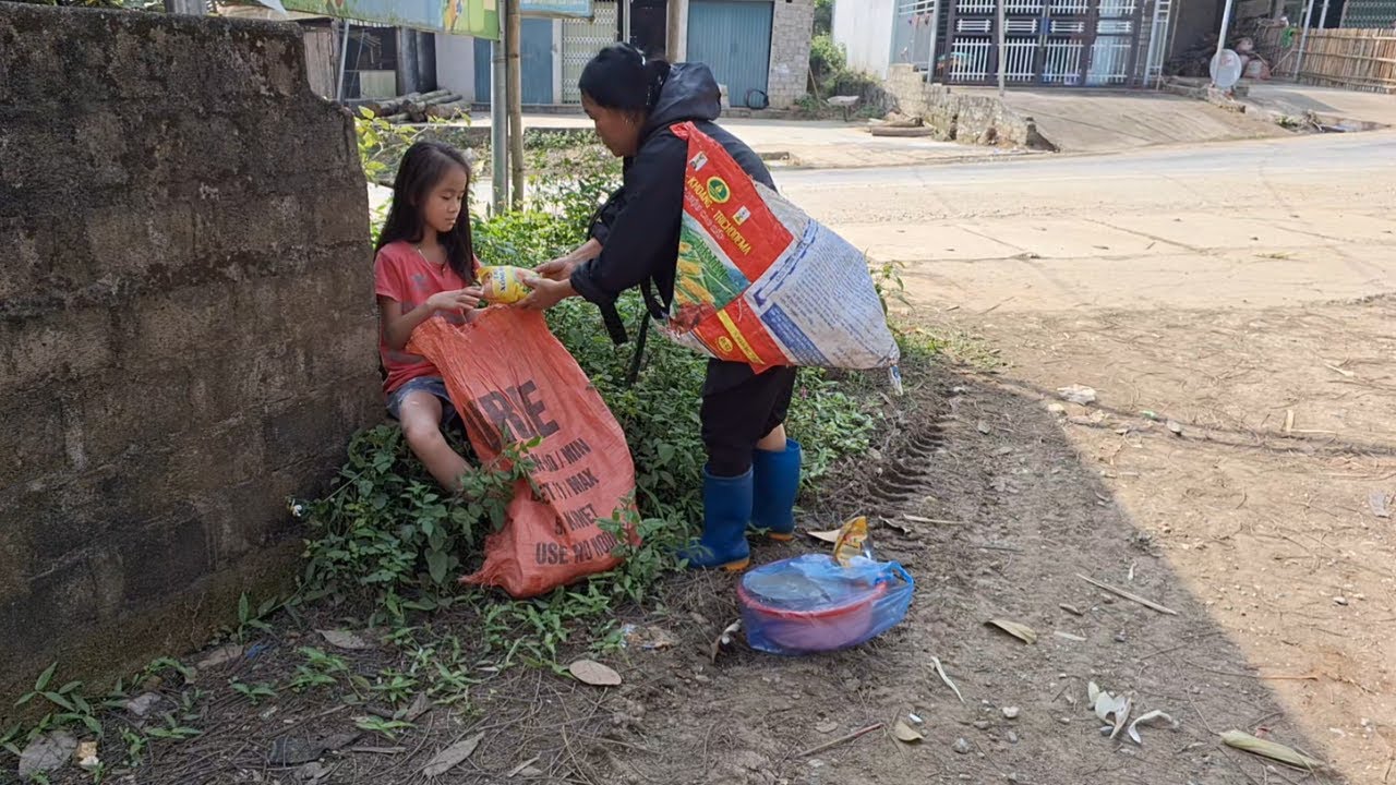 Selling snails, selling leaves, buying cakes to eat sharing with the wandering girl./Ph&ugrave;ng thị Chiều