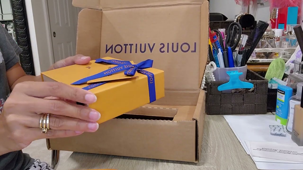 Unboxing my new VICTORINE WALLET from Louis Vuitton online website.