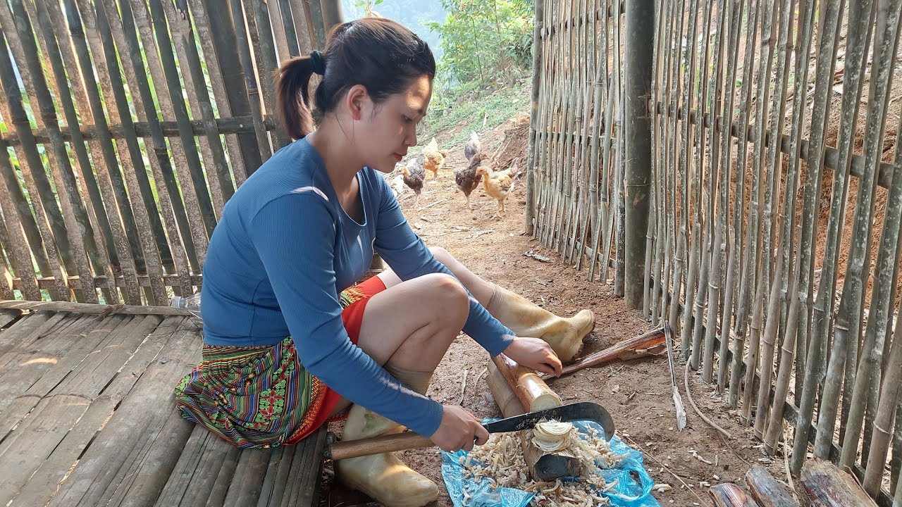 The girl completed her house with palm leaves.