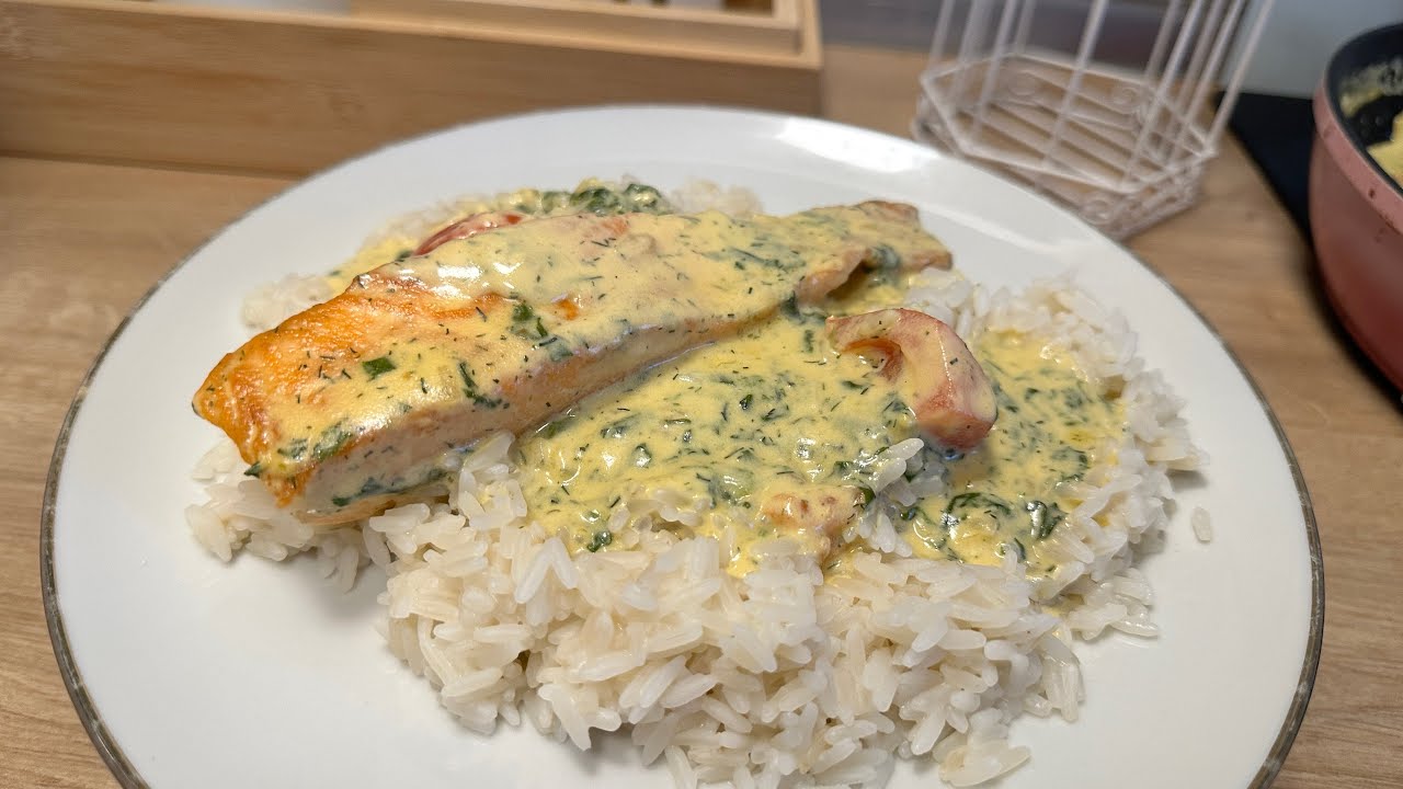 كيفاش تعمل روز بالسالمون وصوص كريمية كيما في المطاعم	 🧑‍🍳 روز بالسالمون وصوص بيضاء بنينة على الآخر 