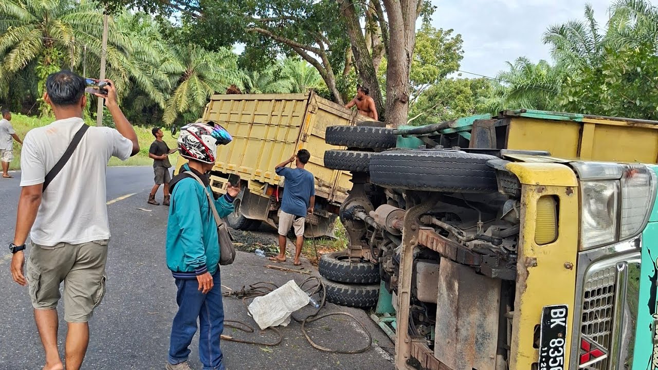 Evakuasi Truck Sawit Terguling Namun Sempat 3 gagal Meminta Bantuan