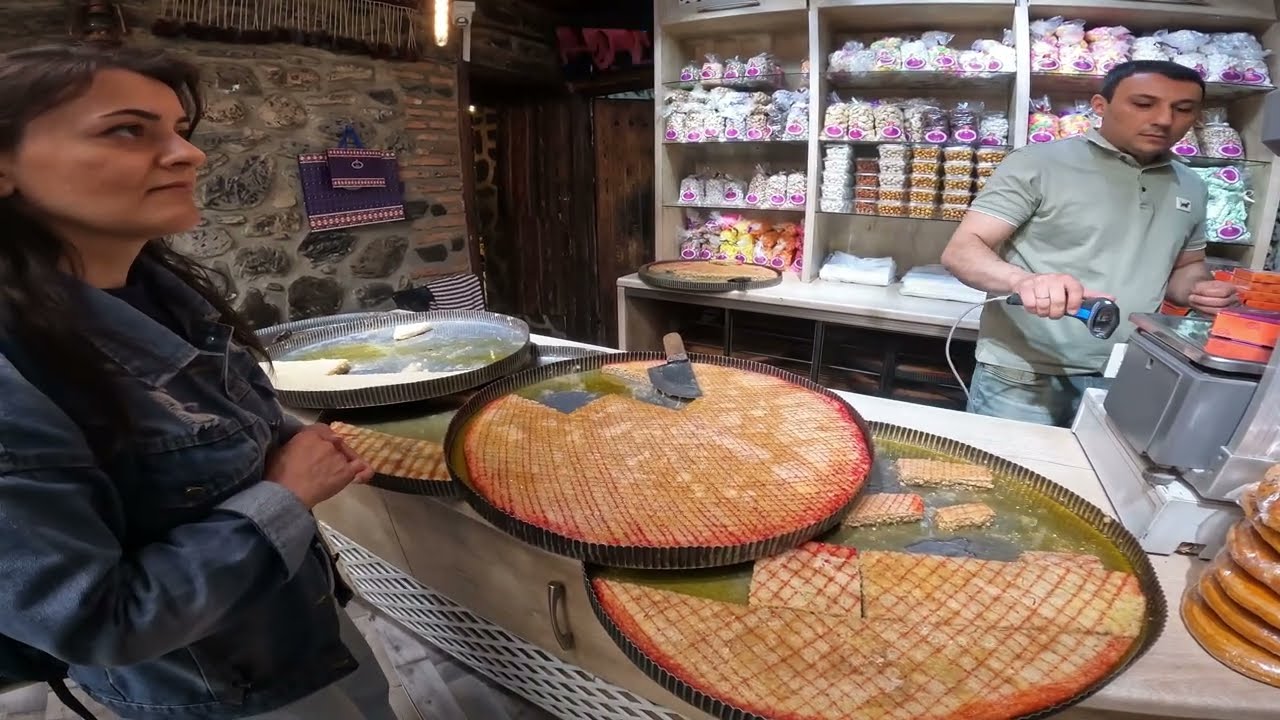 Şəki - Şirin ləhcəsi, maraqlı lətifələri, dadlı şirniyyatları və sarayları ilə məşhur olan şəhər.