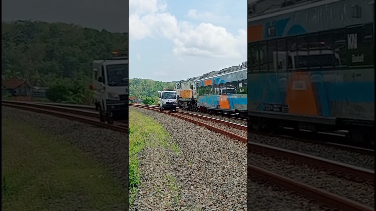 Momen langka kereta mini menyerupai mobil berpapasan dengan kereta api Taksaka.