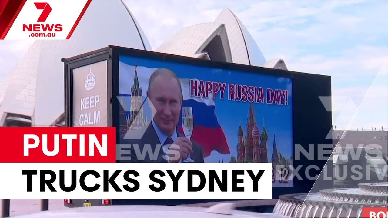 Пророссийские билборды провезли по Сиднею в День России | 7NEWS