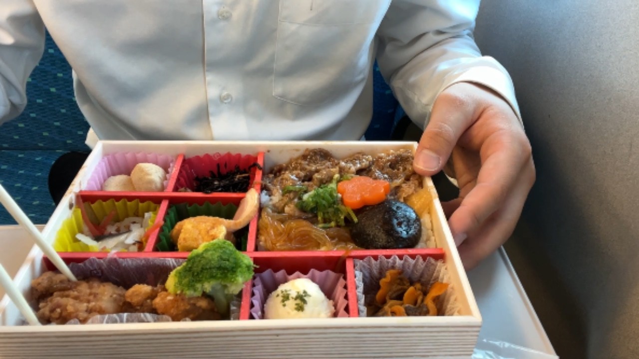 I ate a bento box on the Shinkansen.