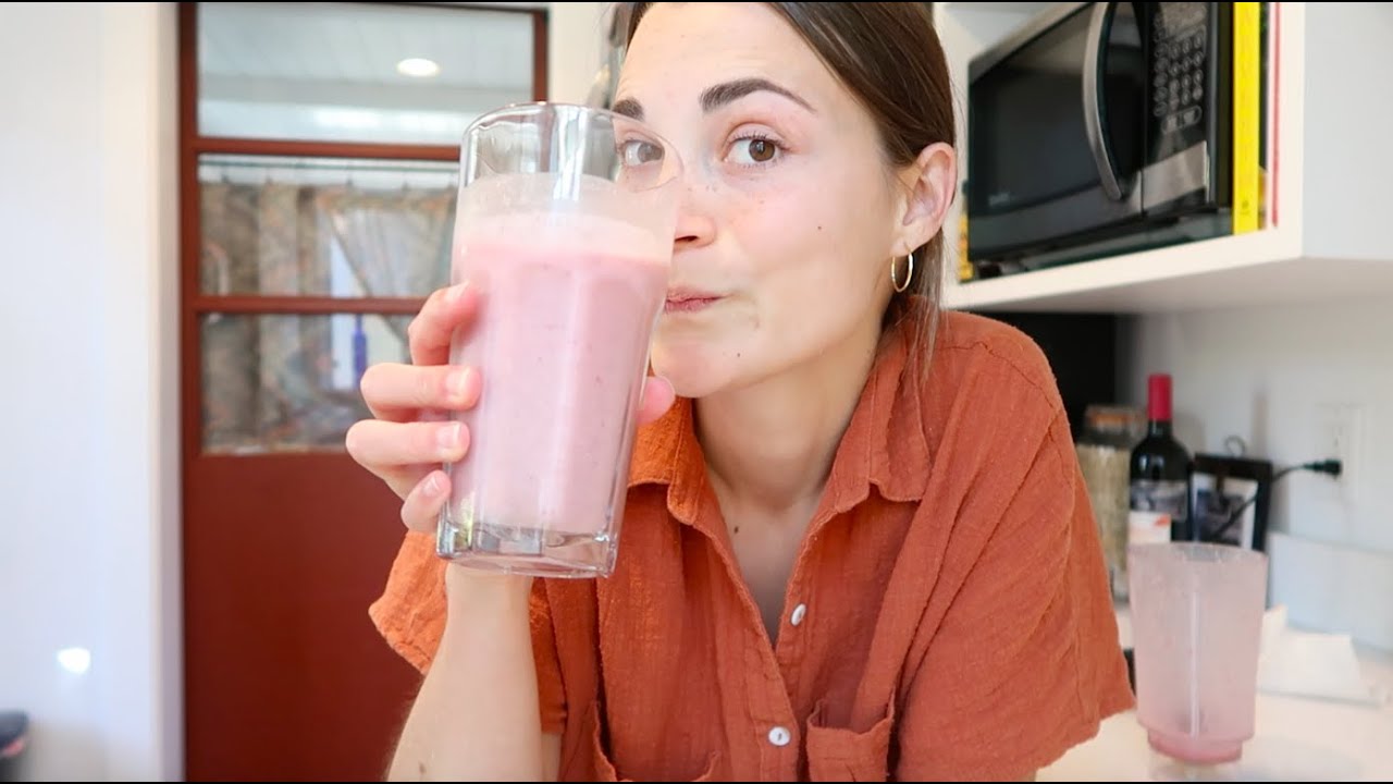 Strawberry Almond Smoothie Using Only 4 Ingredients!