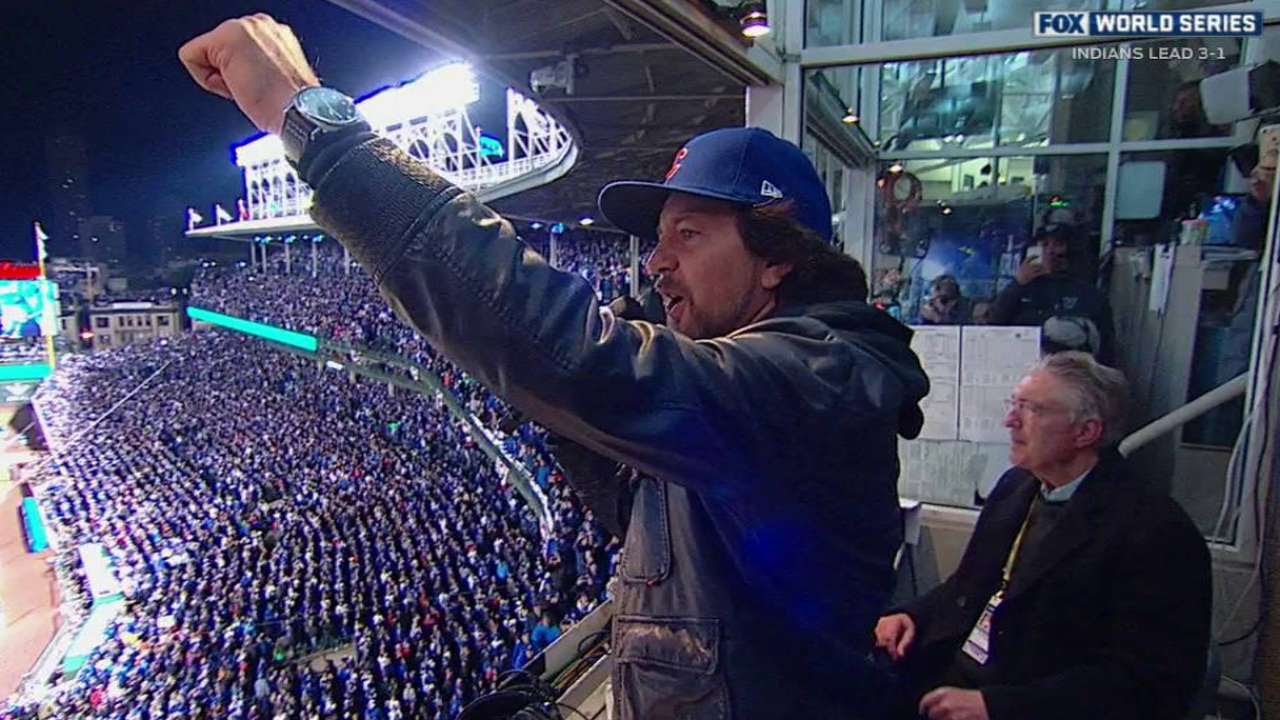 WS2016 Gm5: Vedder sings during 7th-inning stretch