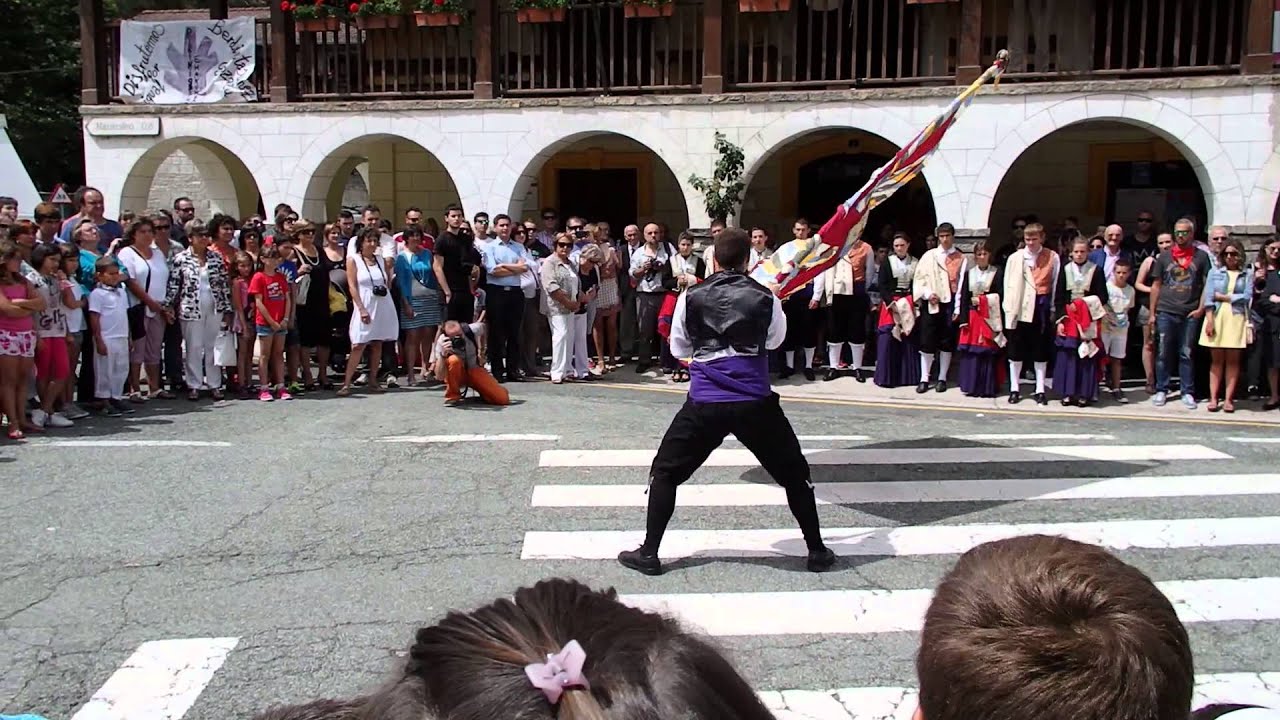 Baile de la Bandera Roncal fiestas 15 08 2015