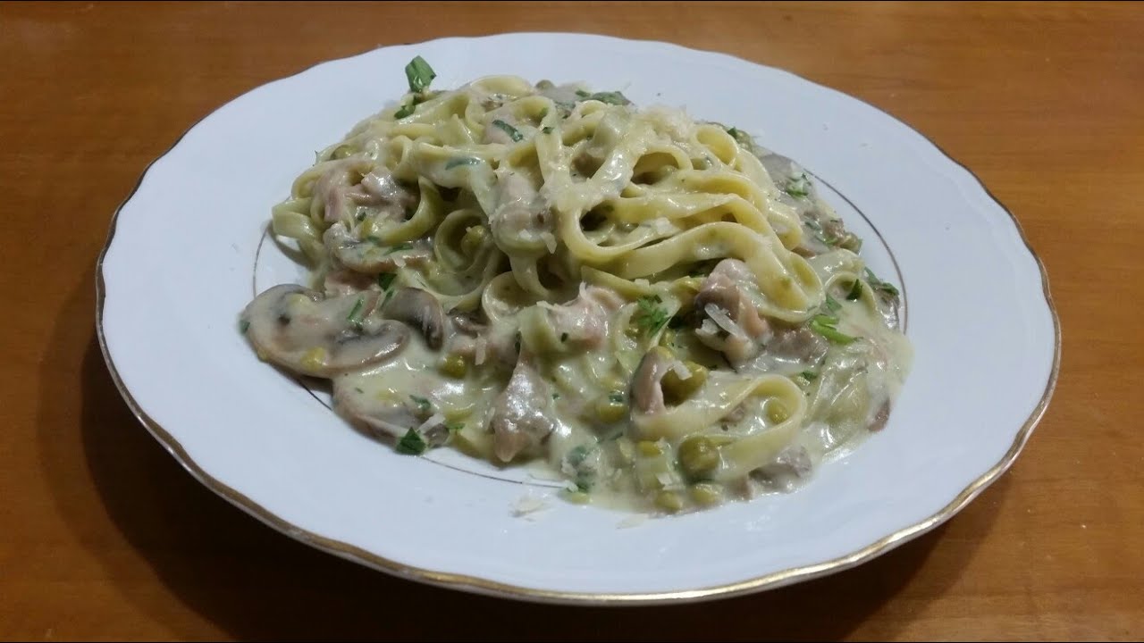 TAGLIATELLE PAGLIA E FIENO ALLA PARIGINA (funghi, piselli, prosciutto e panna)