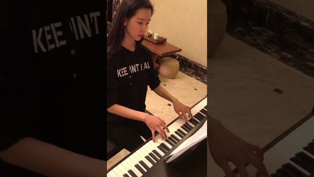 陈都灵 Chen Duling 很久没练琴的都都给大家来一首《secret》🎵