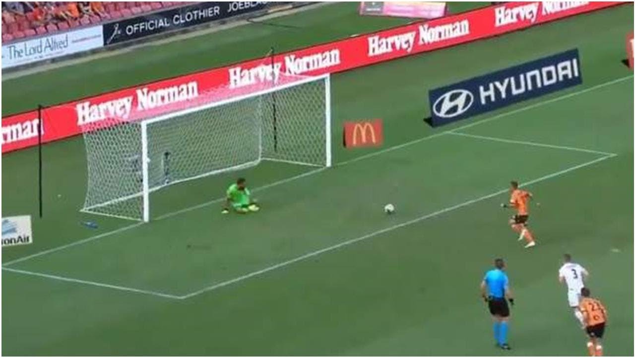 Eric Bauth&eacute;ac, del Brisbane Roar de Australia, inventa el penalti a lo Panenka m&aacute;s extra&ntilde;o visto