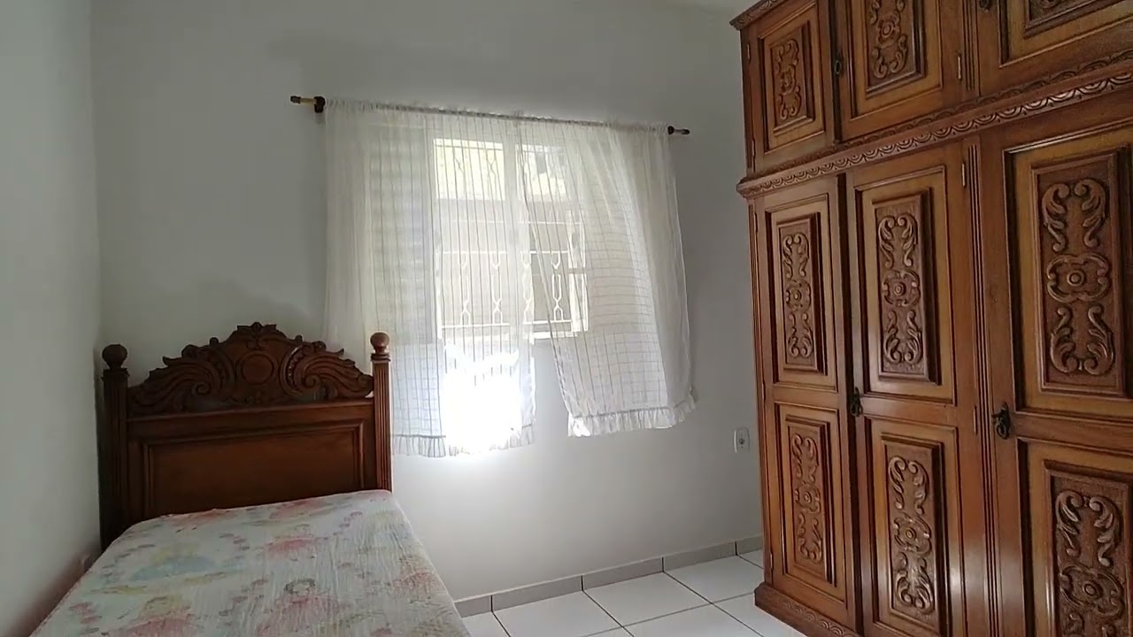 CASA EM HOLAMBRA COM TRÊS QUARTOS, COZINHA ESPAÇOSA E QUINTAL