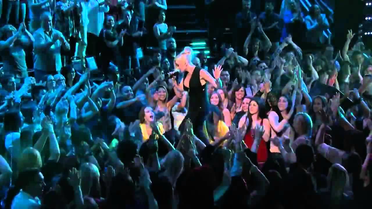 Gwen Stefani joined by Pharrell Williams for  'Hollaback Girl' on The Voice (May 5th 2014)