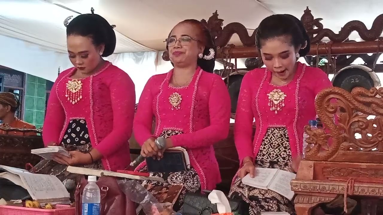 Gending sri karongron karawitan ROSO MADU Bu Selly Nengki Mia dirumah bapak samuji tanggung Rejo2022