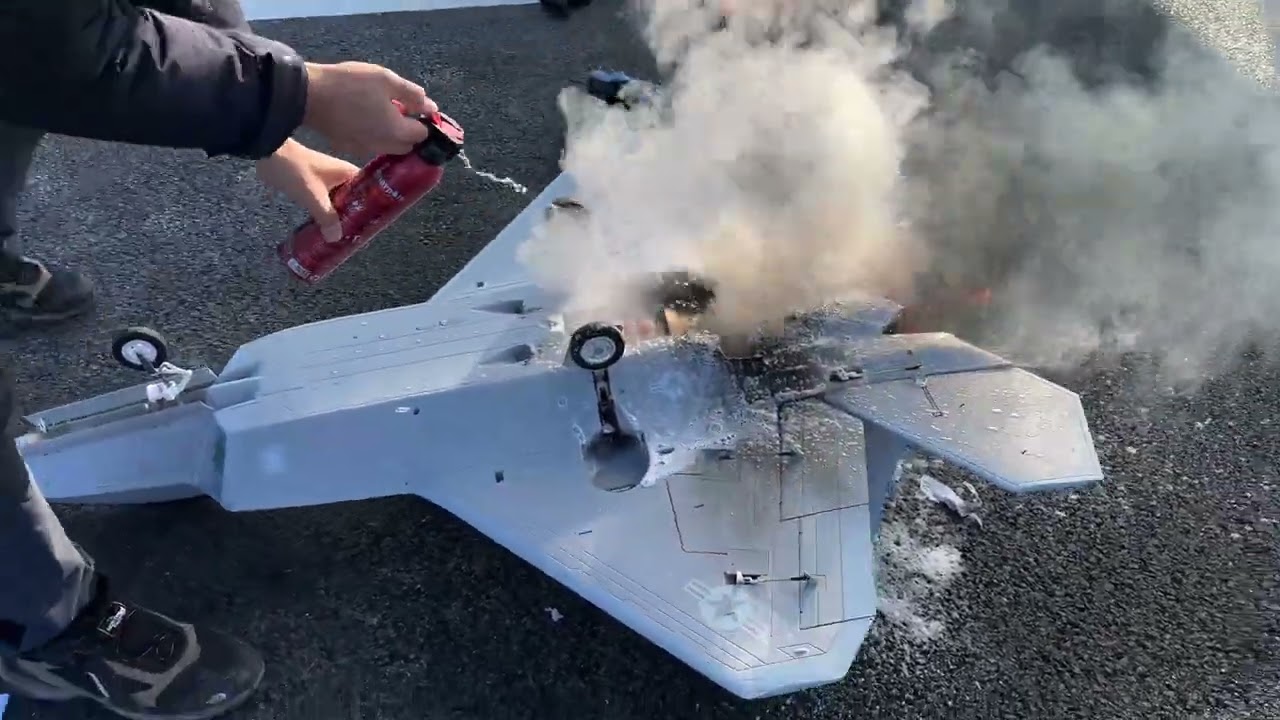 Burning F22, 랩터에 불이 나다 !!!, 너무 아깝다.