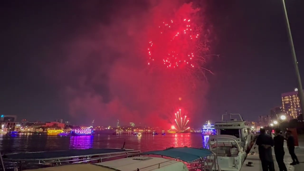 Jeden Abend um 21.30 Uhr gibt es ein Feuerwerk nach dem Fastenbrechen am Dubai Creek.