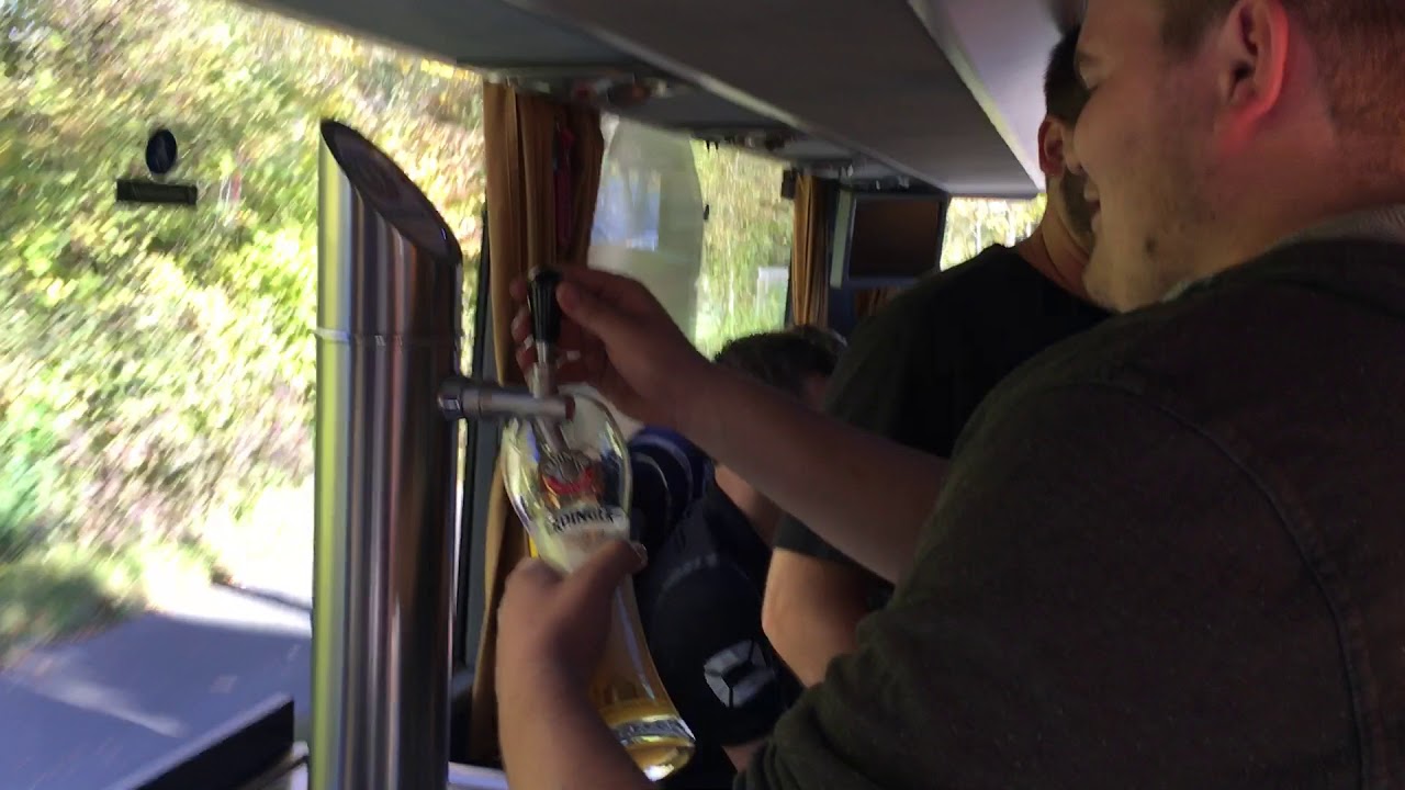 Michael Haid vom TSV Rohrbach glänzt als Zapfer im ERDINGER Fanbus