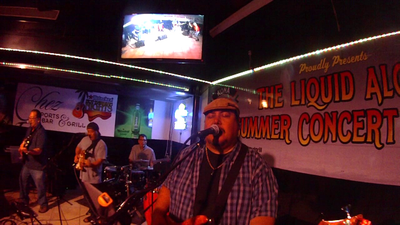 Chez Sports Bar and Grill, Night out with my buddy in Aiea Hawaii