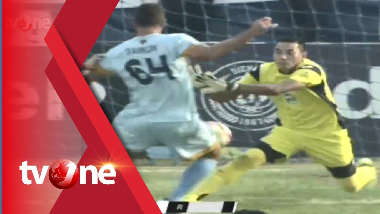Detik-detik Insiden Tabrakan Kiper Persela Lamongan Choirul Huda