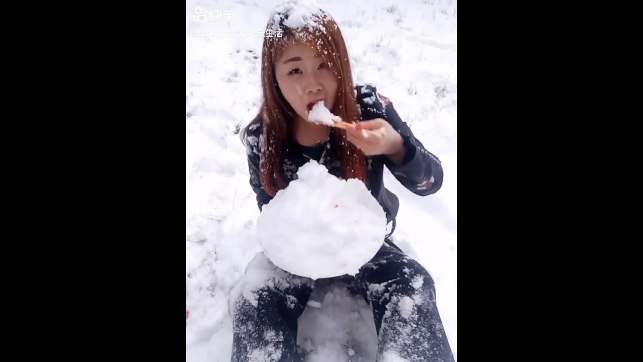 Powdery snow eating #snoweatingvideos #whiteice #snowasmr #powderyice #snoweatingasmrvideos