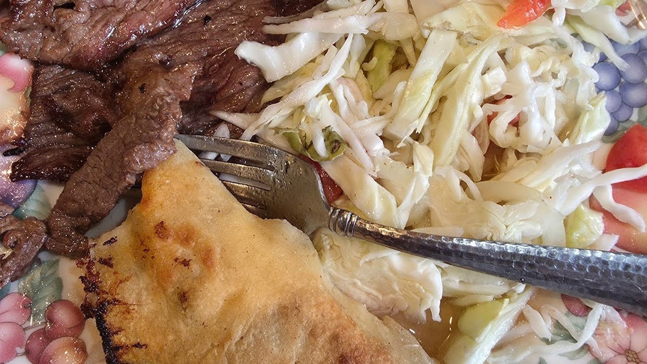 Envolviendo tamales de puerco 