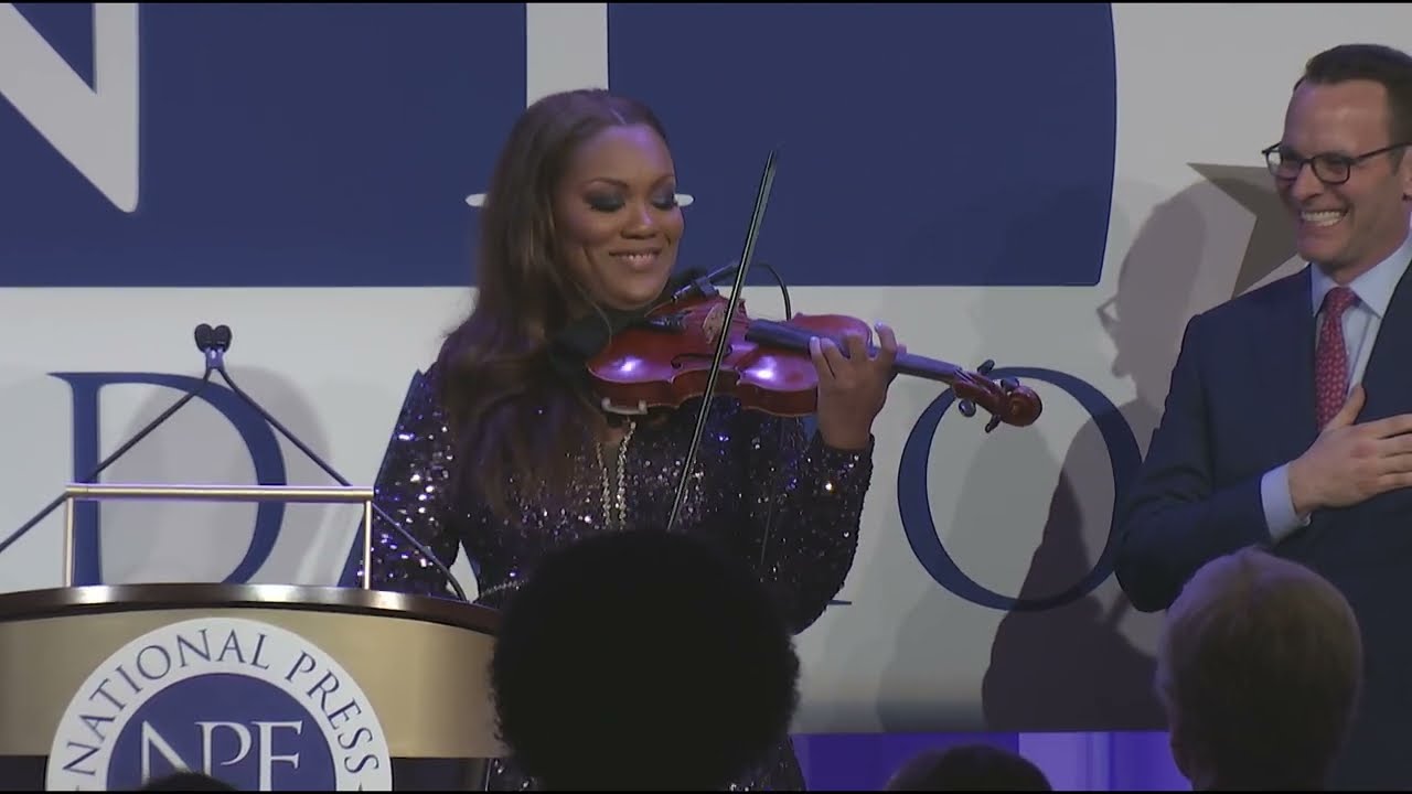 Chelsey Green Performs the National Anthem at National Press Foundation Awards Dinner