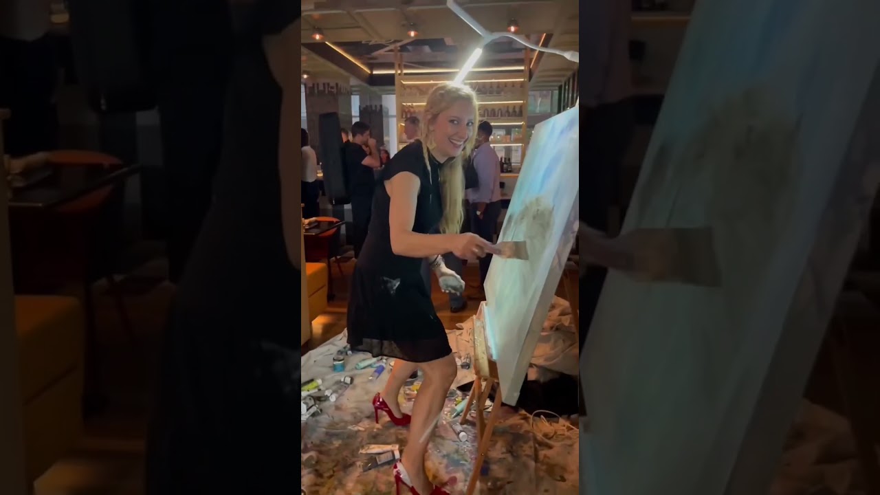 My classic live painting moves&hellip;👩🏼&zwj;🎨 #painting #livepainting #performanceart #paintyourevent #art